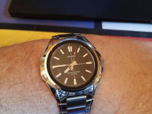 Photo of a Casio MTP-RS100D with a black face on a man's wrist. Photo by Unattributed. License: Creative Commons 4.0: BY-NC-SA.